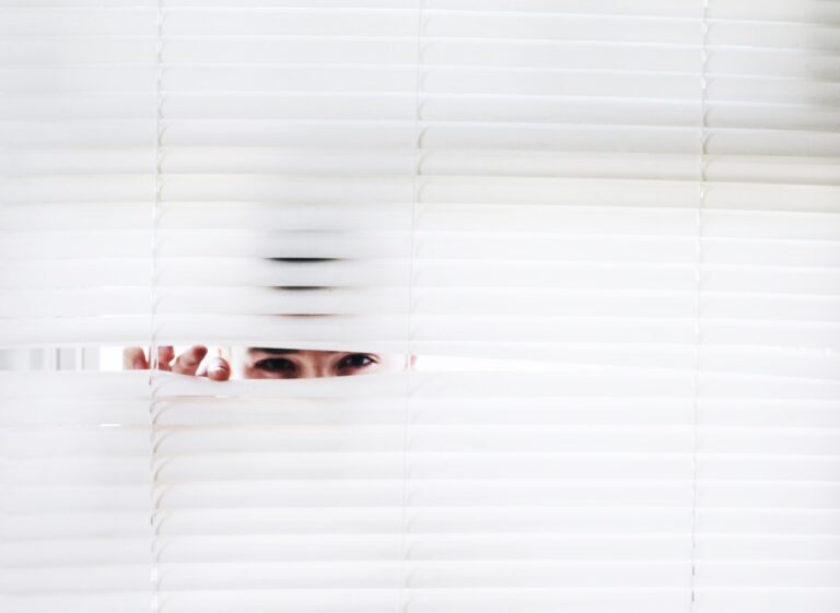 photography-of-person-peeking-906018
