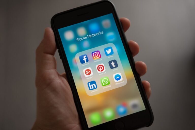 apple-applications-apps-cell-phone-607812-scaled (2)