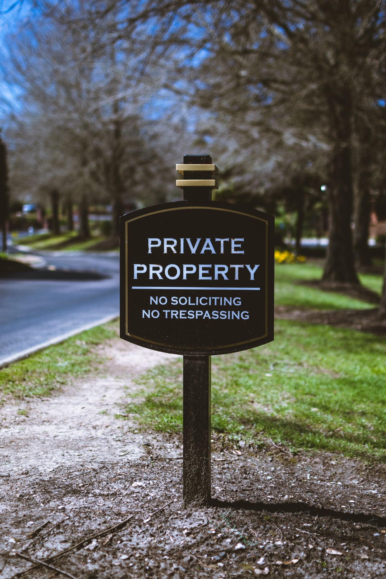 A sign in front of someone's yard that says
