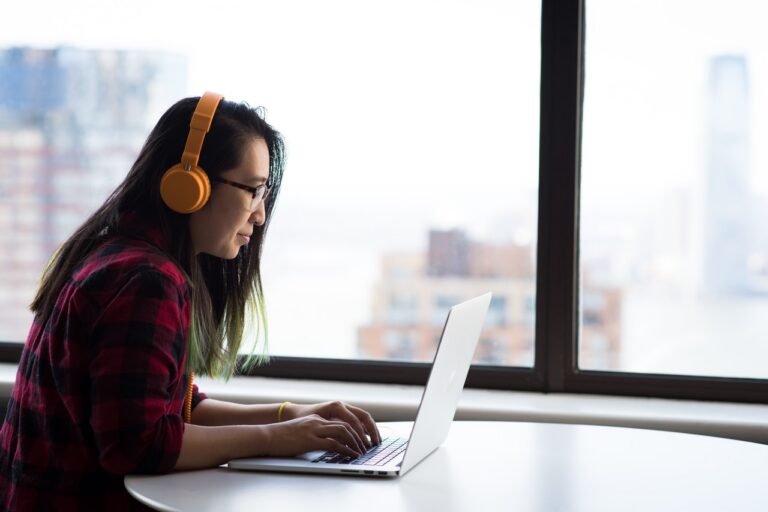 photography-of-woman-using-laptop-1181681 (1)