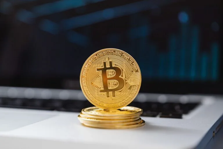 bitcoin-cryptocurrency-blockchain-768×512