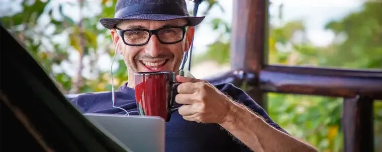 happy-remote-worker-768×307 (1)